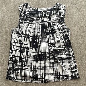 Jones Studio Women Size M Black and White Sleeveless Rounded Top